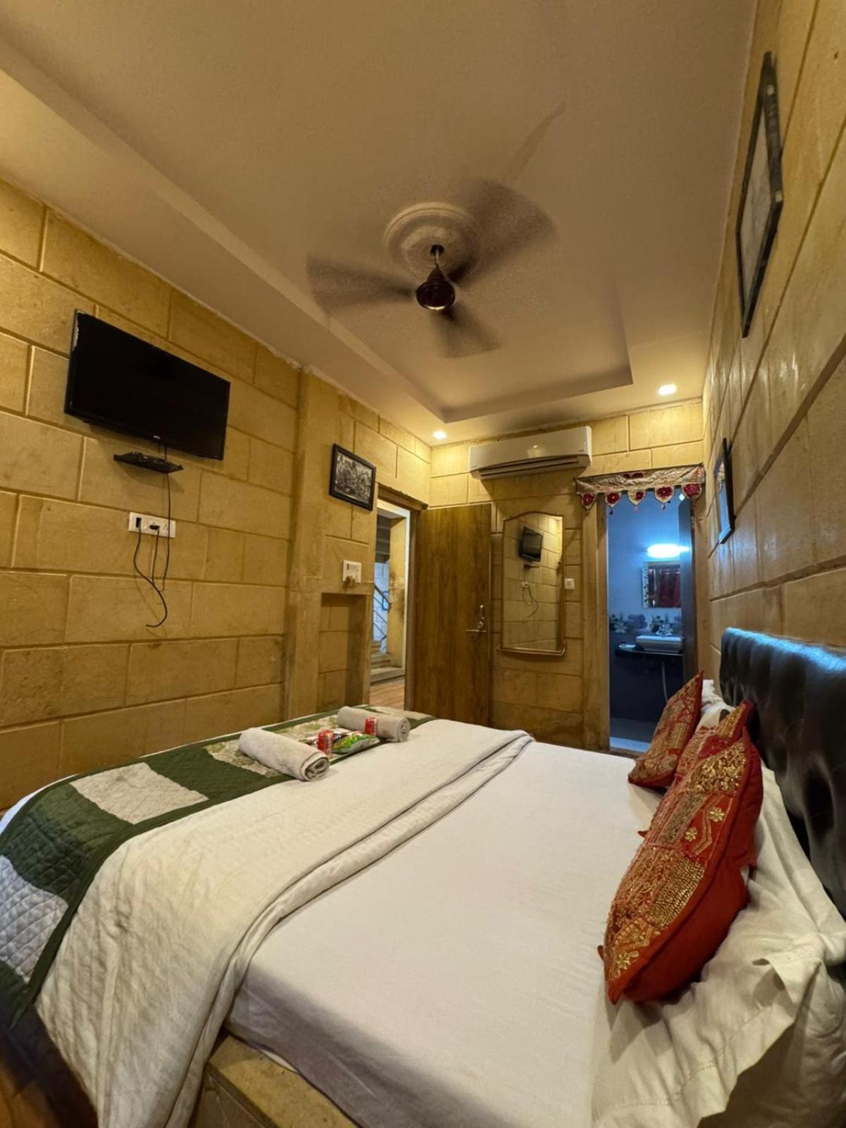 Hotel Jaswant Palace Джайсалмер Экстерьер фото